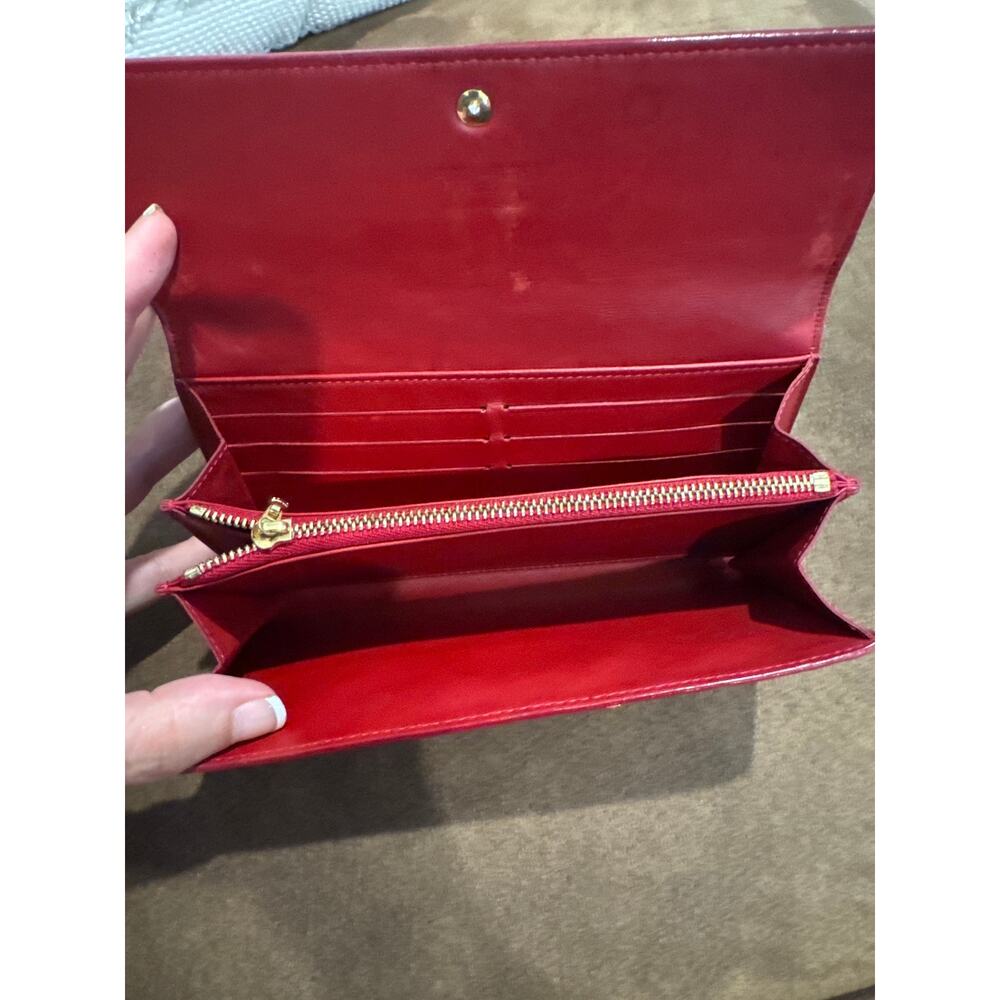 Louis Vuitton Monogram Vernis Sarah Wallet in Pomme D’Amour - Picture 6 of 10